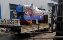 福瑞得機械座駕壓路機，路面開槽機成功裝車及時發(fā)貨