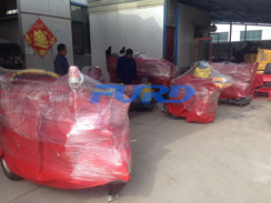 福瑞得機(jī)械座駕壓路機(jī)、大容量灌縫機(jī)，小型灌縫機(jī)包裝完畢準(zhǔn)備發(fā)貨